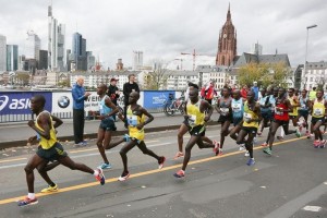Frankfurt-Marathon 2013: die Spitzengruppe bei der Mainüberquerung