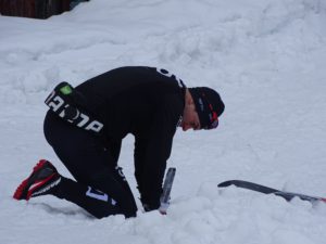 Jörgen Brink beim Ausbürsten seiner Ski